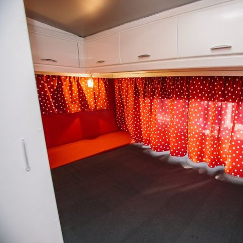 Wohnwagen 4 Personen - Granatapfel, ohne Sanitär