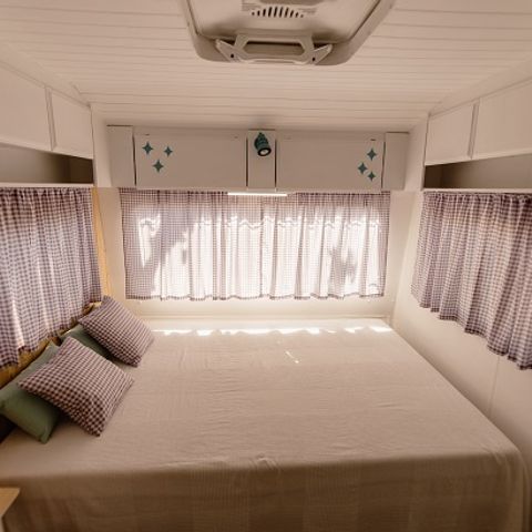 Wohnwagen 4 Personen - 37 RAINBOW ohne Sanitäranlagen