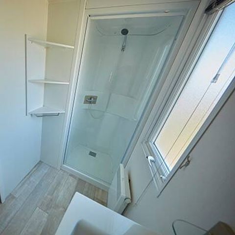 Mobilheim 6 Personen - Mobilheim | Premium | 3 Zi. | 6 Pers. | Erhöhte Terrasse | 2 Bäder | Klim.