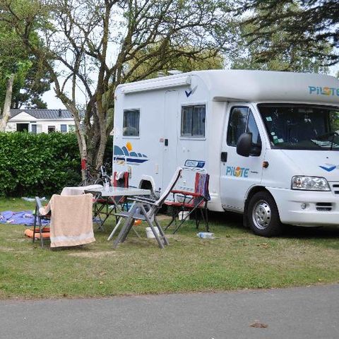 Stellplatz - Empl. Wasser- und Abwasseranschluss + Auto + warme Duschen + Strom 10A