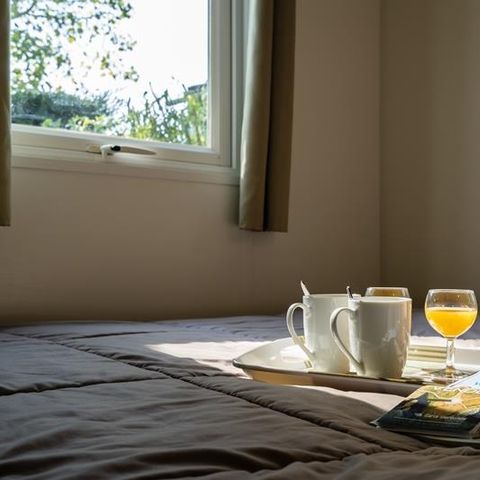 Mobilheim 2 Personen - Mobilheim Strand 18.6m² (+ 10 Jahre) (1 Zimmer) + Halbüberdachte Holzterrasse + TV 2 Pers.