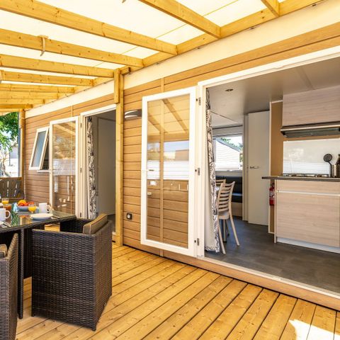 Bungalow 4 Personen - Mobilheim | Premium | 2 Zi. | 4 Pers. | Hochterrasse | 2 Bäder | Klimaanlage | TV