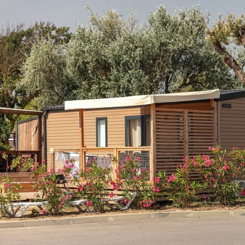 Mobilheim 4 Personen - Mobilheim | Premium | 2 Zi. | 4 Pers. | Hochterrasse | 2 Bäder | Klimaanlage | TV