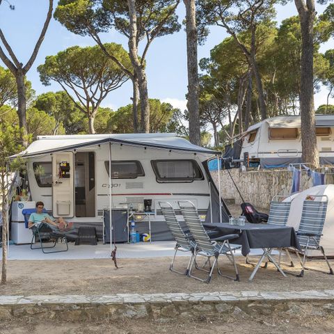 Stellplatz - Stellplatz Standard Confort (60-75m2): Auto + Wohnwagen oder Wohnmobil oder Zelt + Strom