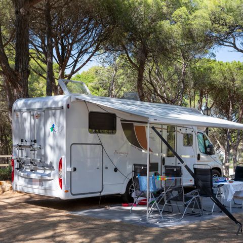 Stellplatz - Stellplatz Standard Confort (60-75m2): Auto + Wohnwagen oder Wohnmobil oder Zelt + Strom