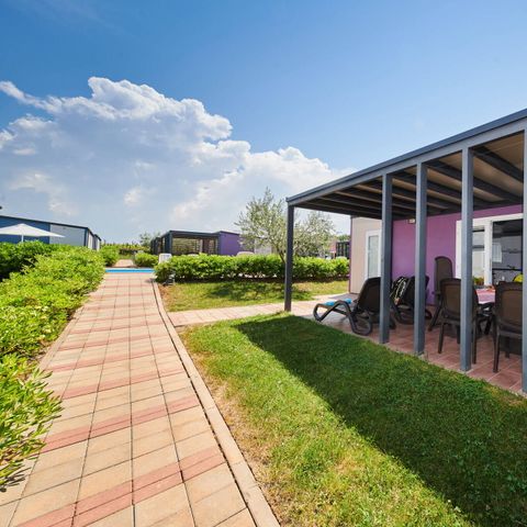 Mobilheim 6 Personen - Comfort | 3 Zi. | 6 Pers. | Erhöhte Terrasse | 2 Bäder | Klimaanlage | TV