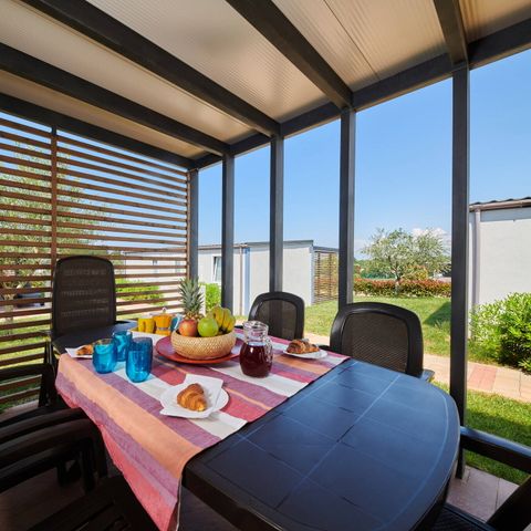 Mobilheim 6 Personen - Comfort | 3 Zi. | 6 Pers. | Erhöhte Terrasse | 2 Bäder | Klimaanlage | TV