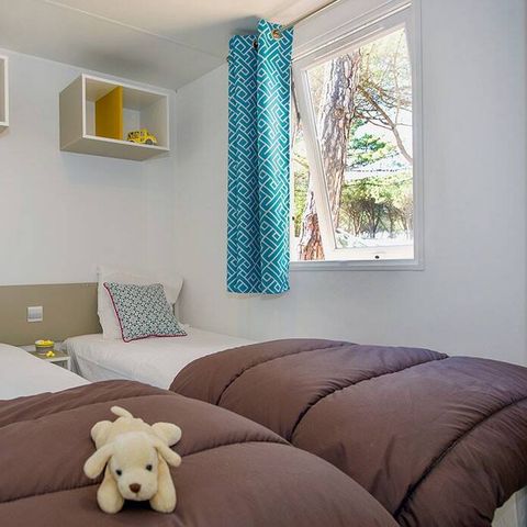 Mobilheim 8 personen - Premium | 3 Zimmer | Kapazität 6-8 Personen | Halbüberdachte Terrasse | 1 Badezimmer | Klimaanlage