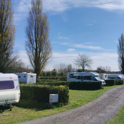 Stellplatz - Komfort-Stellplatz – Stellplatz – mit Stromanschluss – max. 5 Personen