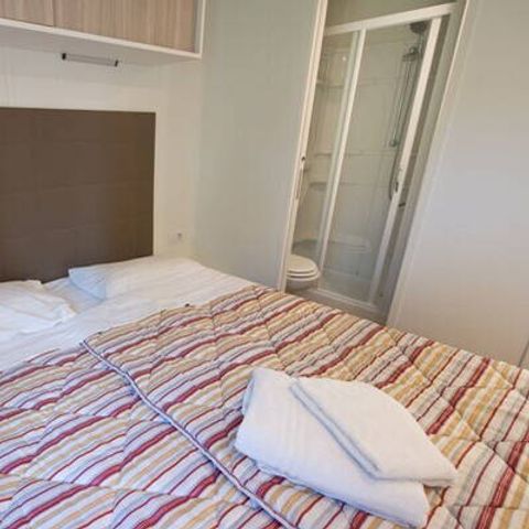 Mobilheim 4 Personen - Mobilheim | Comfort | 2 Zi. | 4 Pers. | Erhöhte Terrasse | 2 Bäder | Klim.
