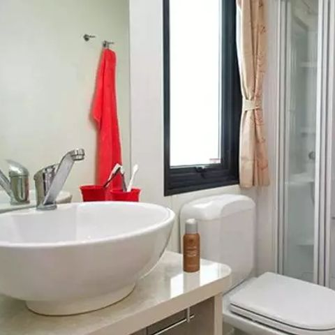 Mobilheim 6 Personen - Comfort | 2 Zimmer | Kapazität 4-6 Personen | Halbüberdachte Terrasse | 1 Bad | Klimaanlage