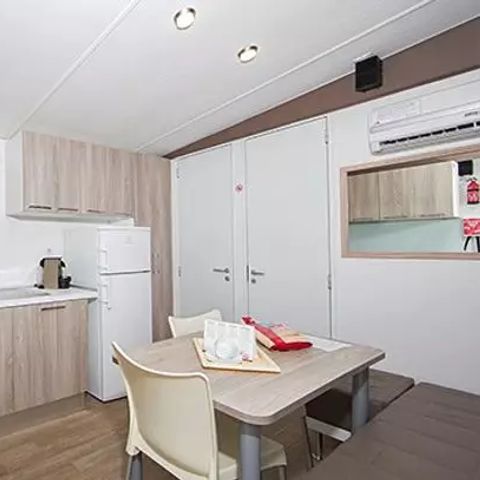 Mobilheim 6 Personen - Comfort | 2 Zimmer | Kapazität 4-6 Personen | Halbüberdachte Terrasse | 1 Bad | Klimaanlage