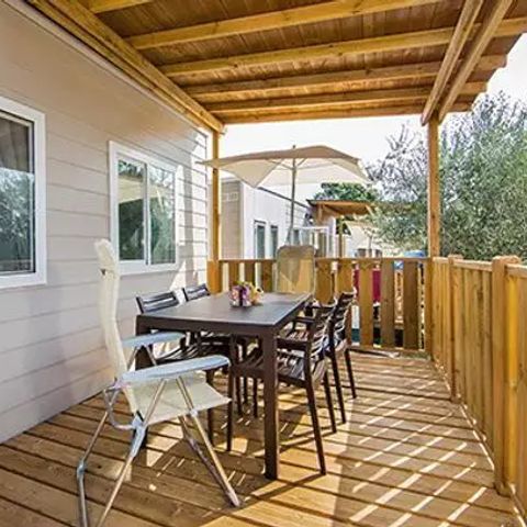 Mobilheim 6 Personen - Comfort | 2 Zimmer | Kapazität 4-6 Personen | Halbüberdachte Terrasse | 1 Bad | Klimaanlage