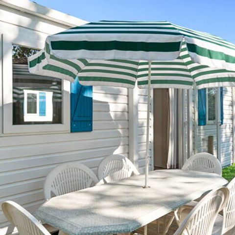 Mobilheim 4 personen - Comfort | 2 Schlafz. | 4 Pers. | Nicht überdachte, erhöhte Terrasse | 2 Bäder | Klimaanlage