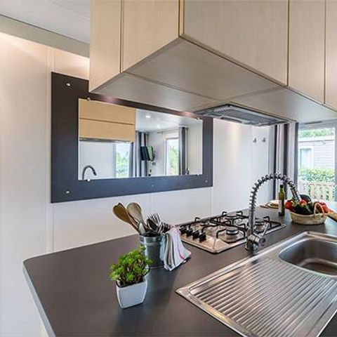 Mobilheim 8 Personen - Premium Exclusive | 3 Zi. | 6/8 Pers. | Höher gelegene Terrasse | 2 Bäder | Klimaanlage | TV