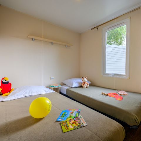 Mobilheim 4 personen - D/ FREIZEIT & KOMFORT 2 Schlafzimmer – 25 m² – Terrasse mit Sonnenschirm für 4 Personen
