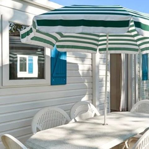 Mobilheim 6 personen - Homair Mobilheime auf dem Campingplatz La Guyonnière Classic | 2 Zi. | 4/6 Pers. | Erhöhte, nicht überdachte Terrasse
