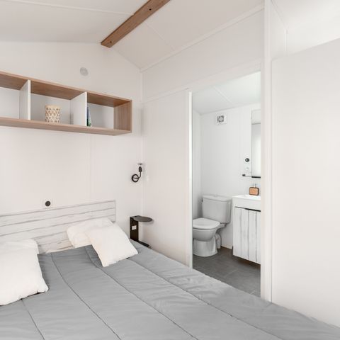 Mobilheim 4 Personen - Mobilheim Premium 32m² (2 Schlafzimmer - 2 Badezimmer) + Geschirrspülmaschine + halbüberdachte Terrasse 15m².