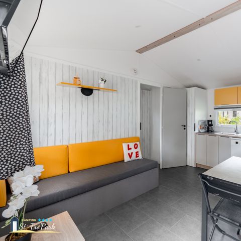 Mobilheim 4 Personen - Mobilheim Premium 32m² (2 Schlafzimmer - 2 Badezimmer) + Geschirrspülmaschine + halbüberdachte Terrasse 15m².