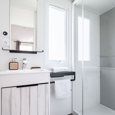 Mobilheim 4 Personen - Mobilheim Premium 32m² (2 Schlafzimmer - 2 Badezimmer) + Geschirrspülmaschine + halbüberdachte Terrasse 15m².