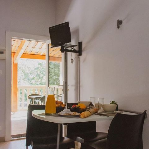 Haus 3 personen - LEBENDIGES WASSER ÜBERDACHTE TERRASSE TV