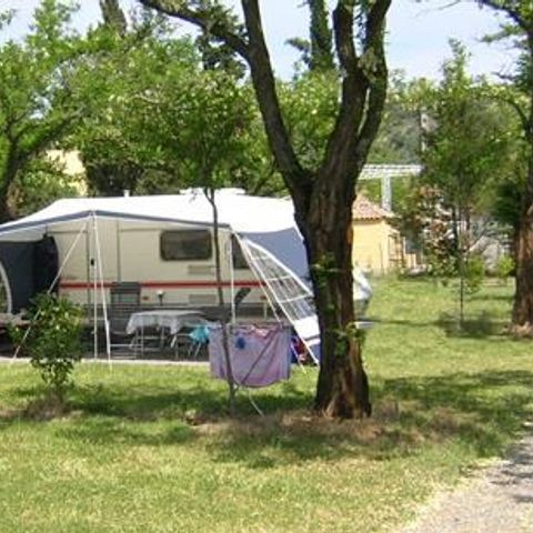 Stellplatz - Forfait Confort (1 Zelt, Wohnwagen oder Wohnmobil / 1 Auto / Strom 10A) 2/6 Pers.