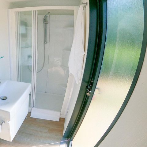 Stellplatz - Stellplatz Comfort mit Sanitäranlagen - 75m² - 6 Amp.