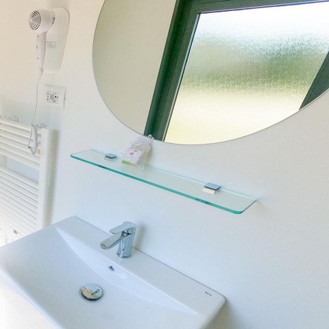Stellplatz - Stellplatz Comfort mit Sanitäranlagen - 75m² - 6 Amp.