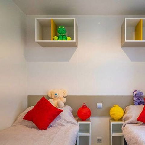 Mobilheim 4 Personen - Comfort | 2 Schlafz. | 4 Pers. | Erhöhte Terrasse | Klimaanlage