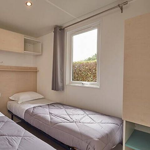 Mobilheim 4 Personen - Comfort | 2 Schlafz. | 4 Pers. | Erhöhte Terrasse | Klimaanlage | TV