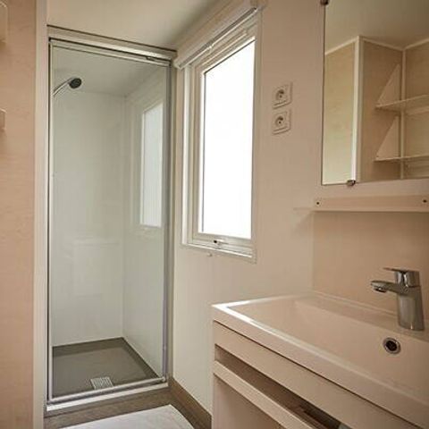 Mobilheim 4 Personen - Comfort | 2 Schlafz. | 4 Pers. | Erhöhte Terrasse | Klimaanlage | TV