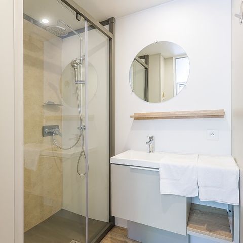 Mobilheim 4 personen - Ultimate | 2 Zi. | 4 Pers. | Erhöhte Terrasse | Tropische Dusche | Klimaanlage | TV