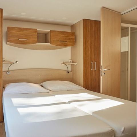 Mobilheim 4 Personen - Classic XL | 2 Schlafz. | 4 Pers. | Hochterrasse | 2 Bäder | Klimaanlage | TV