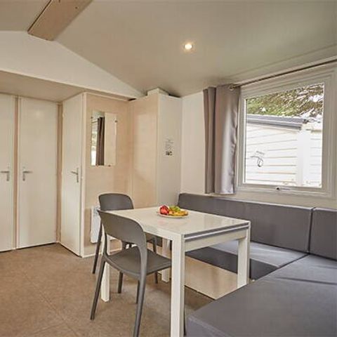 Bungalow 4 Personen - Mobilheim | Comfort | 2 Zi. | 4 Pers. | Hochterrasse | 2 Bäder | Klimaanlage | TV