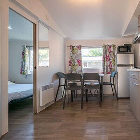 Mobilheim 4 Personen - Mobilheim | Comfort | 2 Zi. | 4 Pers. | Überdachte Terrasse | Klimaanlage | TV