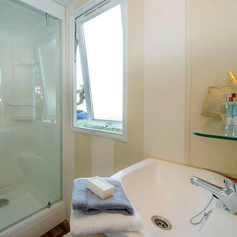 Mobilheim 6 Personen - Comfort | 2 Zi. | 4/6 Pers. | Höhere Terrasse | 1 Bad | Klimaanlage | TV