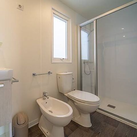 Mobilheim 4 personen - Mobilheim | Premium | 2 Zi. | 4 Pers. | Hochterrasse | 2 Bäder | Klimaanlage | TV