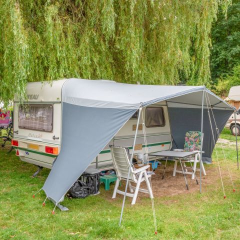 Stellplatz - Forfait Confort (1 Zelt, Wohnwagen oder Wohnmobil / 1 Auto / Strom 6A)
