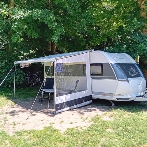 Stellplatz - Forfait Confort (1 Zelt, Wohnwagen oder Wohnmobil / 1 Auto / Strom 6A)