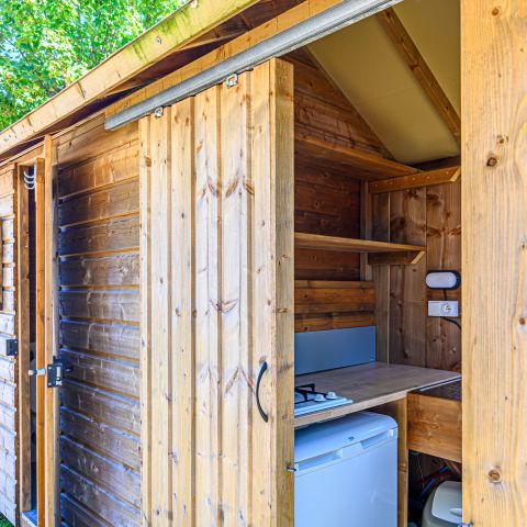 Stellplatz - Pauschale Premium: Stellplatz 6A, ausgestattet mit einem Freecamp (Hütte mit Sanitäranlagen)