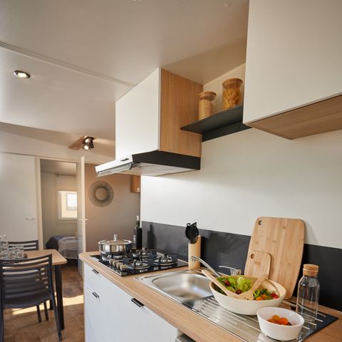 Mobilheim 4 Personen - Homeflower Premium 29m² (2 Schlafzimmer) + KLIMA + halbüberdachte Terrasse + TV + Bettwäsche + Handtücher