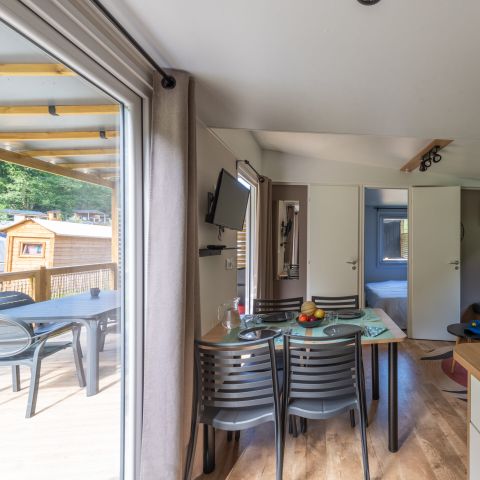 Mobilheim 6 personen - Homeflower Premium 35m² (3 Schlafzimmer) + KLIMA + halbüberdachte Terrasse + TV + Bettwäsche + Handtücher