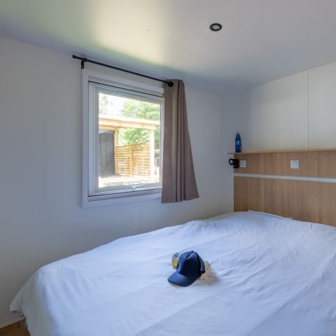 Mobilheim 6 Personen - Homeflower Premium 35m² (3 Schlafzimmer) + KLIMA + halbüberdachte Terrasse + TV + Bettwäsche + Handtücher