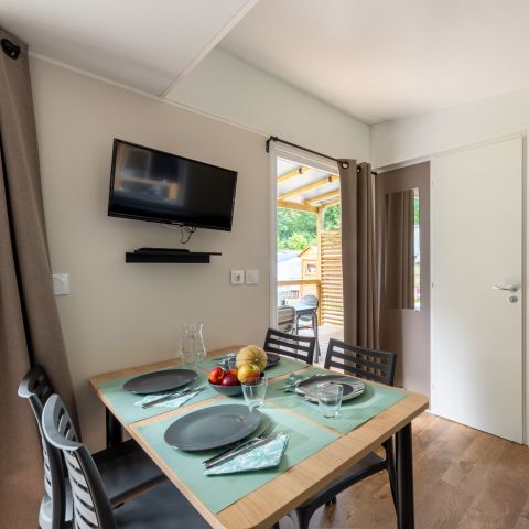 Mobilheim 6 Personen - Homeflower Premium 35m² (3 Schlafzimmer) + KLIMA + halbüberdachte Terrasse + TV + Bettwäsche + Handtücher