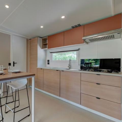 Mobilheim 8 Personen - Comfort | 4 Zi. | 8 Pers. | Erhöhte Terrasse | Outdoor-Küche | 2 Bäder | Klim.