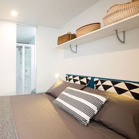 Mobilheim 8 Personen - Comfort | 4 Zi. | 8 Pers. | Erhöhte Terrasse | Outdoor-Küche | 2 Bäder | Klim.