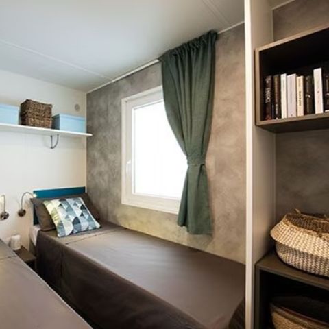 Mobilheim 8 Personen - Comfort | 4 Zi. | 8 Pers. | Erhöhte Terrasse | Outdoor-Küche | 2 Bäder | Klim.