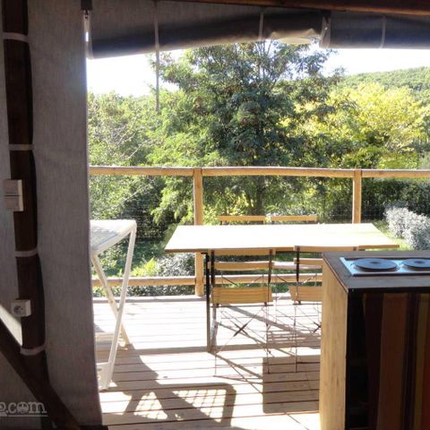 Safarizelt 4 Personen - Lodge-Hütte auf Stelzen Komfort 24m² (2 Zimmer) - überdachte Terrasse 10m².