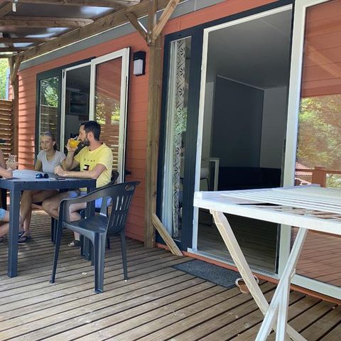 Mobilheim 5 Personen - Cottage Premium 2 Zimmer mit überdachter Terrasse + Klimaanlage + TV + Geschirrspüler