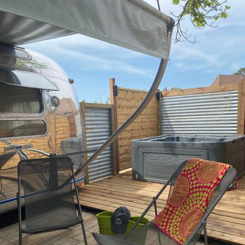 Wohnwagen 2 personen - Amerikanischer Wohnwagen Airstream mit privatem Spa auf überdachter Terrasse 2 Pers.